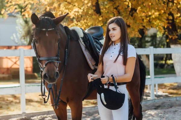 Ruiter Vrouw Met Paard Voor Wedstrijd Holding Helm — Stockfoto