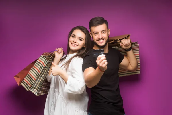 Casal Segurando Sacos Compras Fundo Rosa — Fotografia de Stock