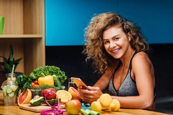 Bella Donna Con Cibo Verde Sano Cucina Moderna — Foto Stock