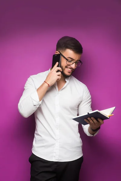 Retrato Del Guapo Empresario Freelancer Haciendo Notas Sobre Fondo Violeta —  Fotos de Stock