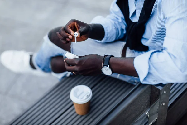 Hombre Sosteniendo Auriculares Taza Con Café — Foto de Stock