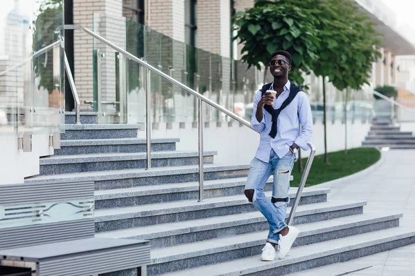 Jovem Feliz Sorrindo Rua Foco Seletivo — Fotografia de Stock