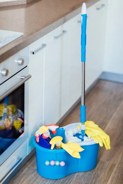 Sluiten Van Wasbakken Met Wasmiddelen Keuken — Stockfoto