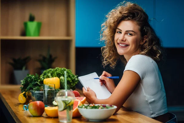 Hermosa Mujer Con Comida Verde Saludable Cocina Moderna — Foto de Stock