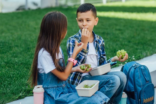 Kinder Während Des Mittagessens Freien Selektiver Fokus — Stockfoto