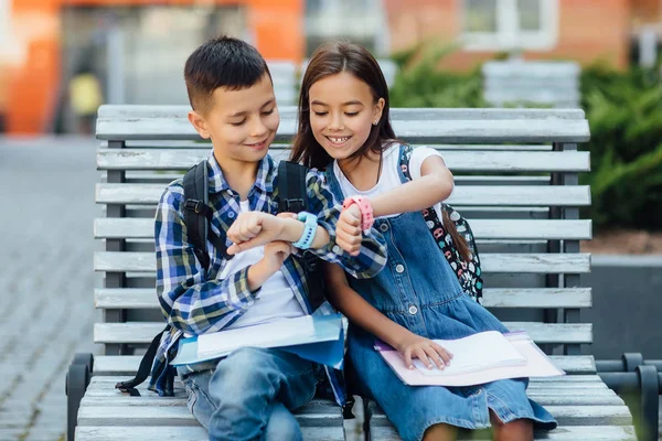 Niño Niña Con Relojes Inteligentes Aire Libre Enfoque Selectivo — Foto de Stock