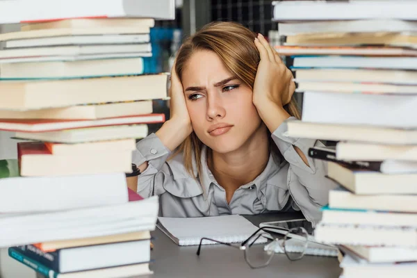 Bela Jovem Estudante Mulher Biblioteca — Fotografia de Stock