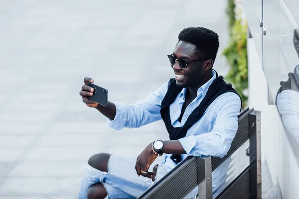 Hermoso Turista Africano Haciendo Selfie Por Teléfono Calle — Foto de Stock