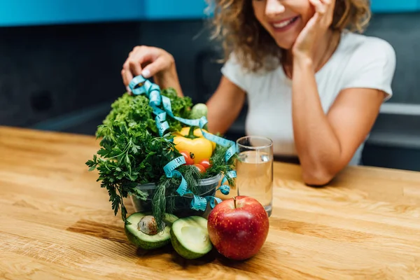 Hermosa Mujer Con Comida Verde Saludable Cocina Moderna — Foto de Stock