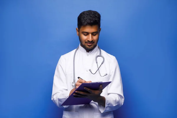 Sorridente Índio Masculino Médico Casaco Branco Com Estetoscópio Área Transferência — Fotografia de Stock