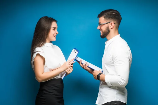 Retrato Feliz Pareja Joven Sobre Fondo Azul — Foto de Stock