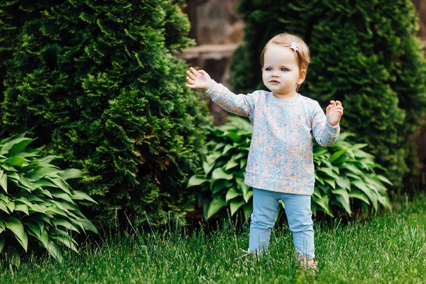 Niedliches Kleines Mädchen Park Fokus Auf Den Vordergrund — Stockfoto