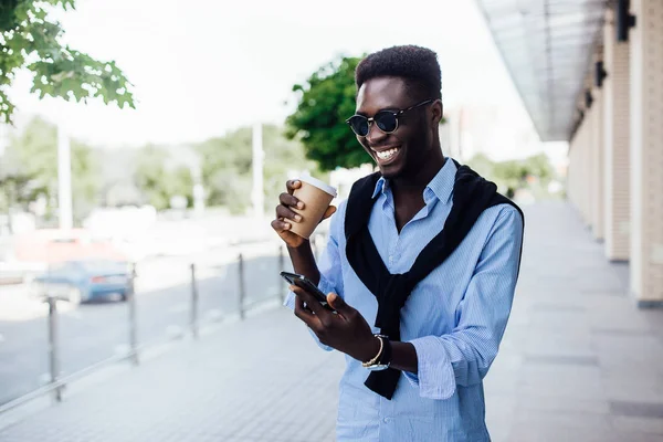 Feliz Joven Sonriendo Calle Enfoque Selectivo — Foto de Stock