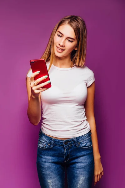 Retrato Una Hermosa Joven Posando Sobre Fondo Violeta — Foto de Stock