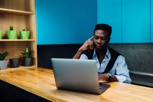 Young Man Using Laptop Selective Focus — Stock Photo, Image