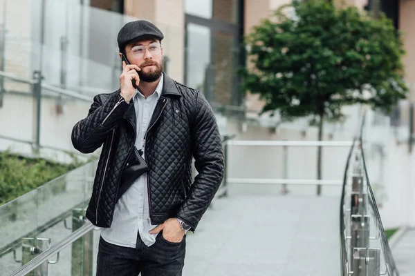 Stylový Muž Používající Telefon Venku Selektivní Zaměření — Stock fotografie