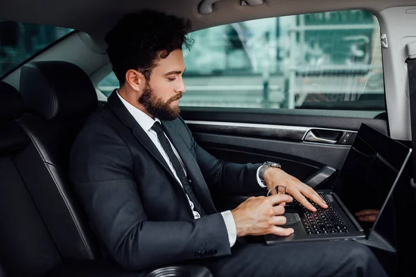 Schöner Junger Geschäftsmann Der Auto Fährt Selektiver Fokus — Stockfoto