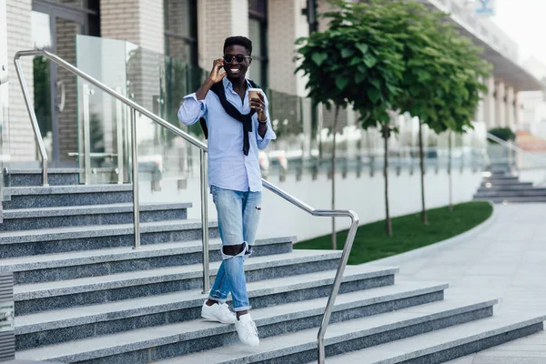 Jovem Feliz Sorrindo Rua Foco Seletivo — Fotografia de Stock