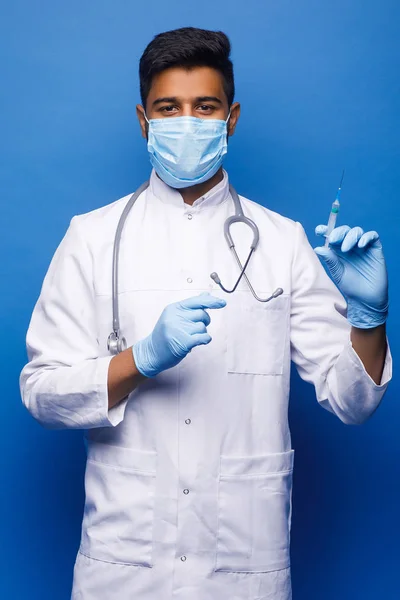 Médico Com Seringa Fundo Estúdio Azul — Fotografia de Stock