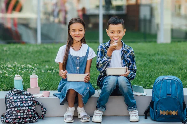 Kinder Während Des Mittagessens Freien Selektiver Fokus — Stockfoto