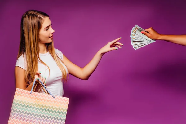 Bella Donna Con Borse Della Spesa Posa Sfondo Colorato — Foto Stock