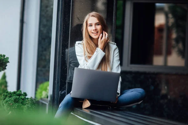 Młoda Blondynka Korzystająca Laptopa Selektywne Skupienie — Zdjęcie stockowe