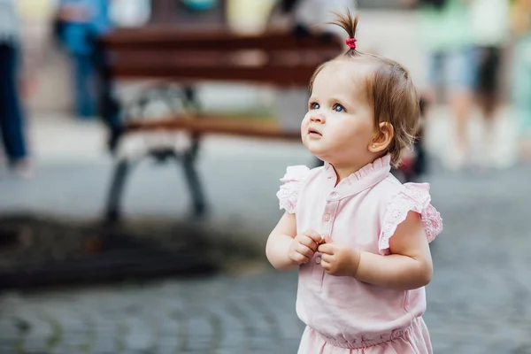 Krásná Dívka Procházející Městem Výběrové Zaměření — Stock fotografie