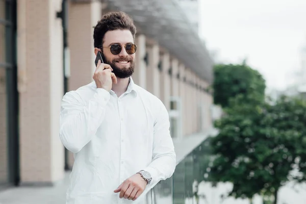 Homme Élégant Utilisant Téléphone Extérieur Mise Point Sélective — Photo