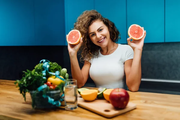 Hermosa Mujer Con Comida Verde Saludable Cocina Moderna —  Fotos de Stock