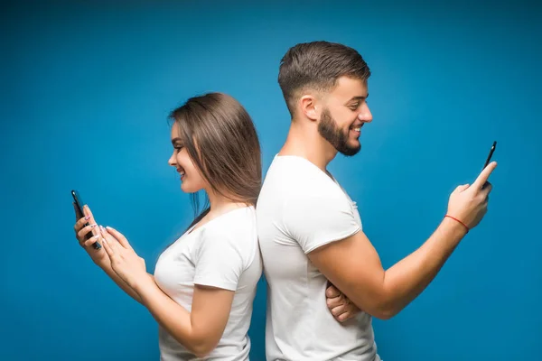 Retrato Feliz Pareja Joven Sobre Fondo Azul —  Fotos de Stock