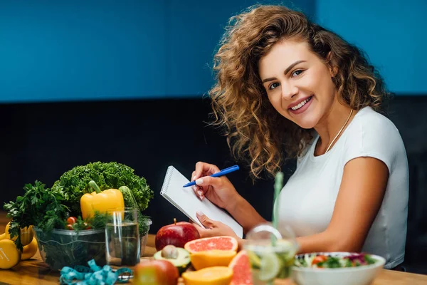 Hermosa Mujer Con Comida Verde Saludable Cocina Moderna — Foto de Stock