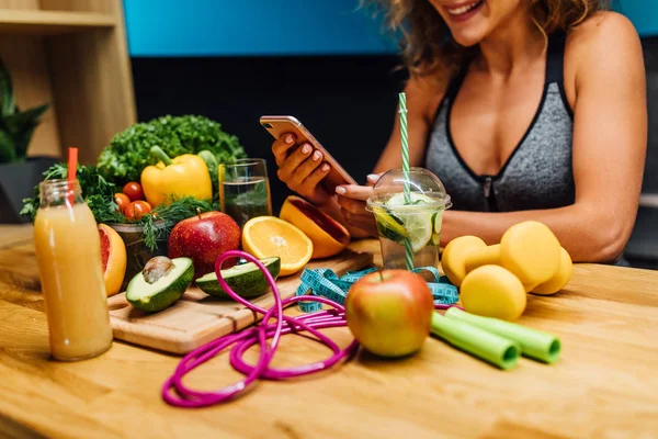 Bella Donna Con Cibo Verde Sano Cucina Moderna — Foto Stock