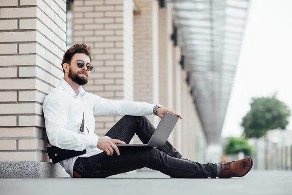 Guapo Joven Que Trabaja Ordenador Portátil Mientras Está Sentado Aire —  Fotos de Stock