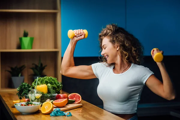 Bella Donna Con Cibo Verde Sano Cucina Moderna — Foto Stock