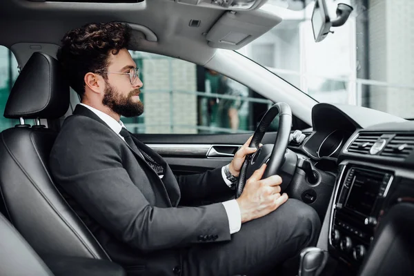 Guapo Joven Empresario Coche Conducción Enfoque Selectivo — Foto de Stock