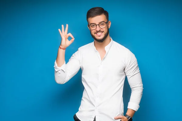 Joven Guapo Freelancer Camisa Blanca Posando Sobre Fondo Azul —  Fotos de Stock