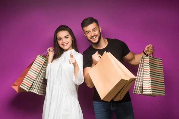 Alışveriş Torbalarıyla Poz Veren Mutlu Çift — Stok fotoğraf