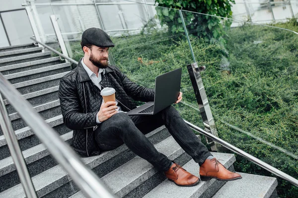 Pemuda Tampan Yang Bekerja Laptop Saat Duduk Luar Ruangan — Stok Foto