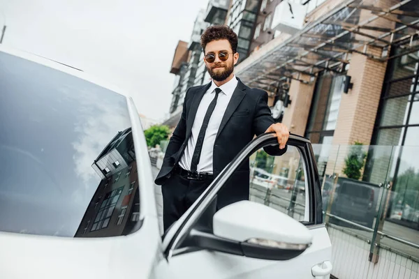 Guapo Joven Hombre Negocios Cerca Nuevo Coche Blanco Enfoque Selectivo — Foto de Stock