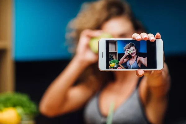 Женщина Фотографирует Видео Видеоблог Социальной Сети Диеты Чистого Питания — стоковое фото
