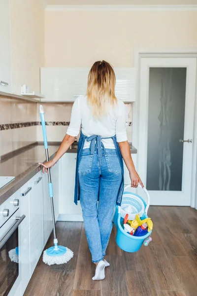 Giovane Donna Pulizia Cucina Focus Selettivo — Foto Stock