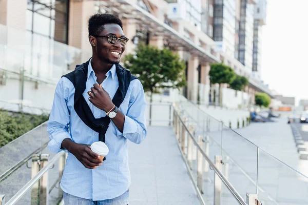 Ευτυχισμένος Νεαρός Άνδρας Χαμογελά Στο Δρόμο Επιλεκτική Εστίαση — Φωτογραφία Αρχείου