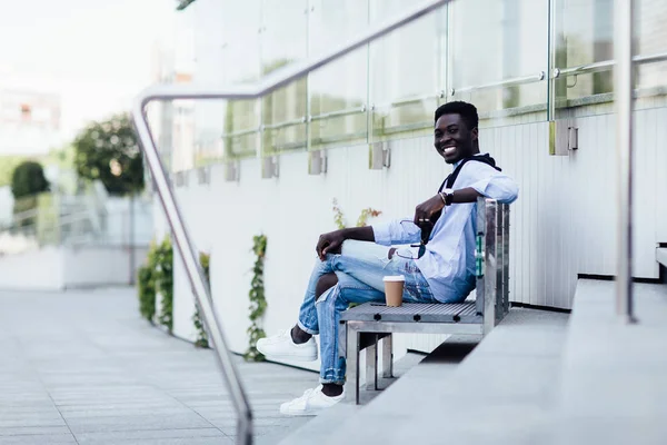 Jovem Feliz Sorrindo Rua Foco Seletivo — Fotografia de Stock