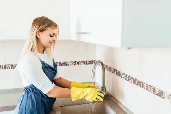 Vrouw Gele Handschoenen Afwassen Met Spons Gootsteen — Stockfoto