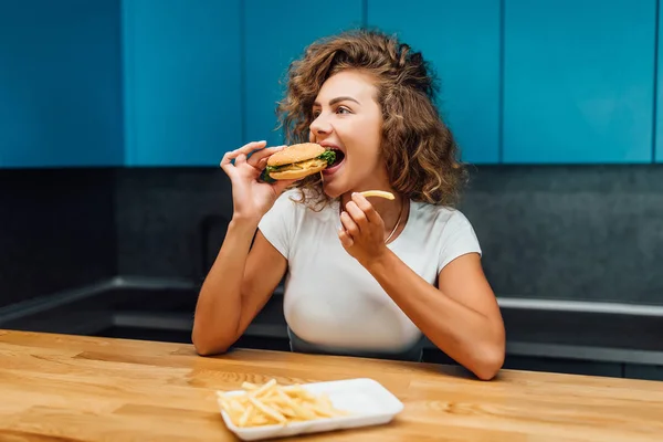 Hungrige Frau Isst Moderner Küche Selektiver Fokus — Stockfoto
