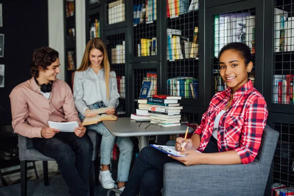 Trois Étudiants Heureux Apprendre Bibliothèque Accent Sélectif — Photo