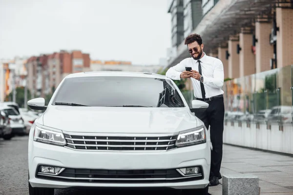 Guapo Joven Hombre Negocios Cerca Nuevo Coche Blanco Enfoque Selectivo — Foto de Stock