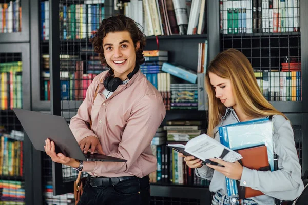 Deux Étudiants Bibliothèque Universitaire Objectif Sélectif — Photo