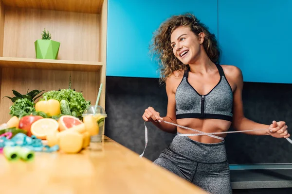 Hermosa Mujer Con Comida Verde Saludable Cocina Moderna — Foto de Stock