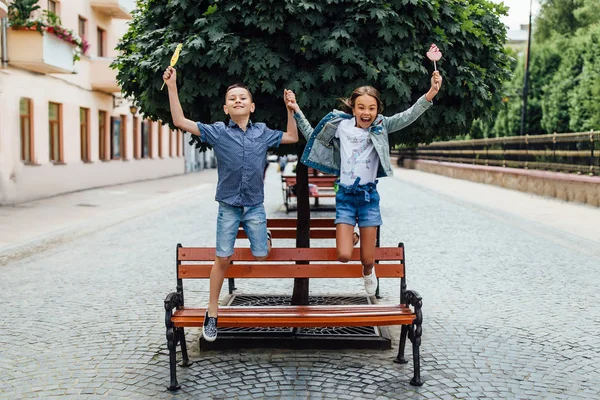 Lächelnde Kinder Die Zeit Miteinander Verbringen Selektiver Fokus — Stockfoto